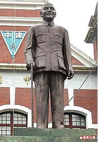 台湾中学生将蒋介石铜像变成太空人(图)