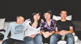 史晓燕与三个孩子在一起