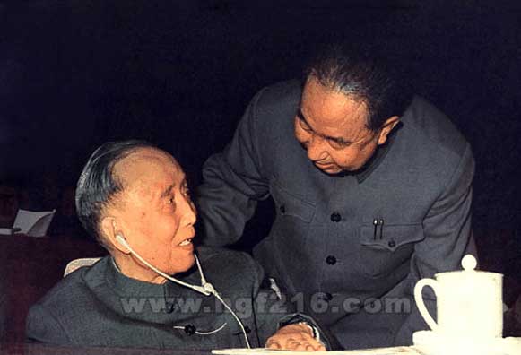 1978年3月18日下午,华主席在全国科学大会开幕式主席台上和中国科学院