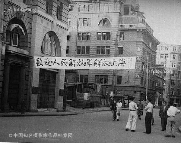 实拍1949年上海解放:解放军为了不扰民露宿街头 _读书频道_凤凰网