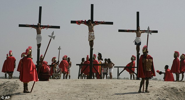菲律宾信徒复活节被钉在十字架受刑 万人观看(组图)